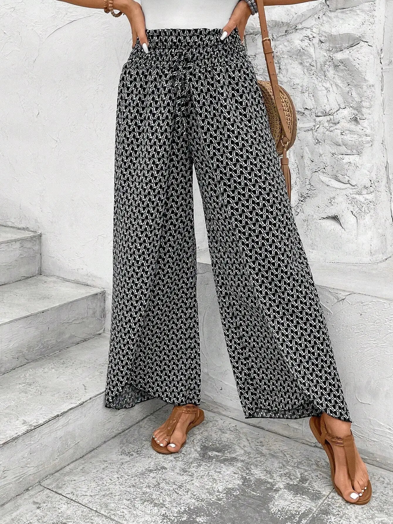 Geometrische Hose mit elastischen Beinen und Kordelzug